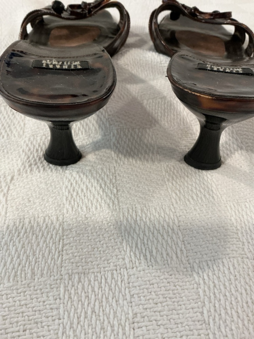 Stuart Weitzman Brown Tortoiseshell Patent Leather Slide Sandals with Bow Accent - Picture 3 of 7